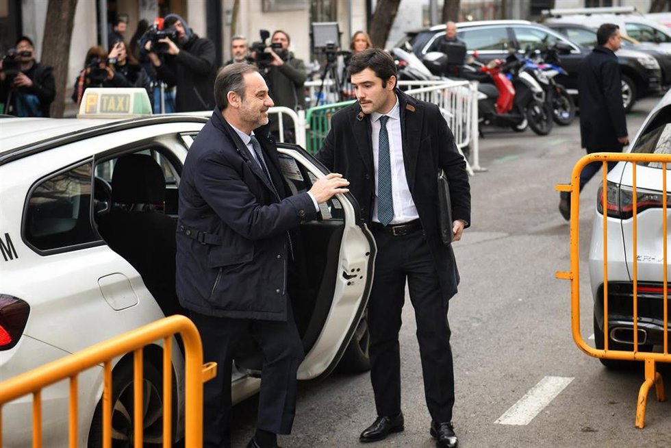 El ex ministro de Transportes José Luis Ábalos (c) llega a declarar al Tribunal Supremo, a 20 de febrero de 2025, en Madrid (España).