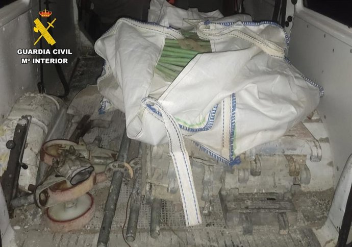 Material de la obra de la variante de Sarón que los dos detenidos tenían cargado ya en la furgoneta cuando fueron sorprendidos por los agentes