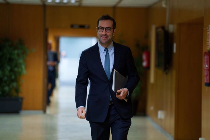 El ministro de Economía, Comercio y Empresa, Carlos Cuerpo, preside la primera reunión del Consejo de Finanzas Sostenibles, en la sede del Ministerio, a 13 de febrero de 2025, en Madrid (España). El Consejo de Finanzas Sostenibles es un órgano de colabora