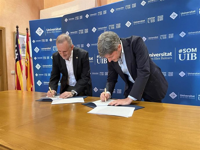 El gerente de IB Digital, Miquel Cardona, y el rector de la UIB, Jaume Carot