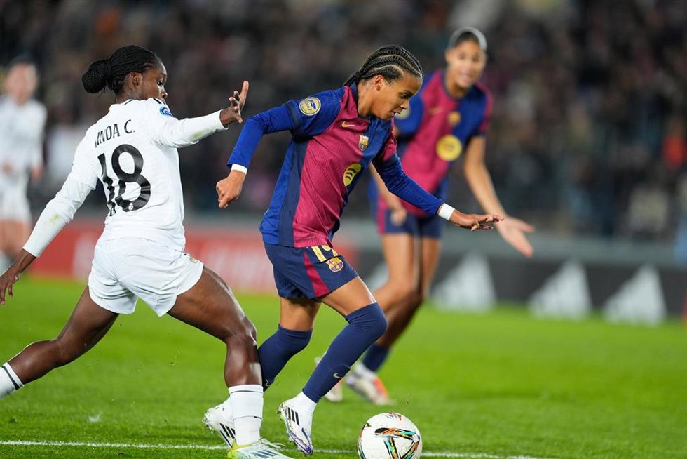 Archivo - Vicky López junto a Linda Caicedo en el Real Madrid-FC Barcelona de la Liga F 24-25