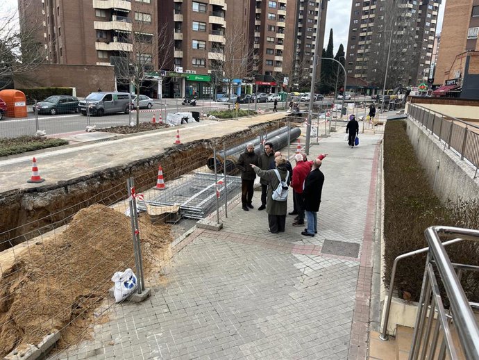 Concejales del PSOE y vecinos de Parquesol, en la visita a las obras de la red de calor.