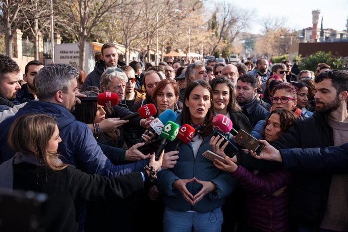 La portavoz del grupo municipal Más Madrid, Rita Maestre, atiende a los medios de comunicación durante una manifestación por una vivienda digna, a 9 de febrero de 2025, en Madrid (España). 