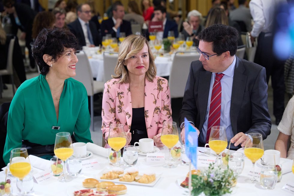 Elma Saiz, Pilar Alegría y Óscar López en un desayuno de Europa Press