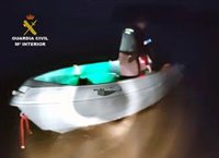 La Guardia Civil sorprende a dos individuos mientras botaban una embarcación robada en una playa de Águilas