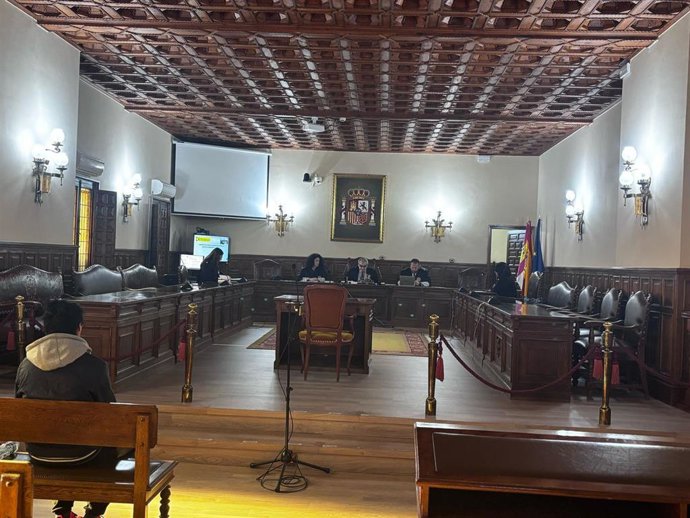 Juicio contra el acusado de posesión y distribución infantil en Cuenca.