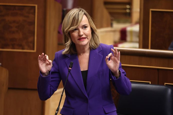 A ministra da Educação, Formação Profissional e Esporte e porta-voz do governo, Pilar Alegría, durante uma sessão plenária no Congresso dos Deputados, em 19 de fevereiro de 2025, em Madri (Espanha). A primeira vice-primeira-ministra e ministra da Fazenda,
