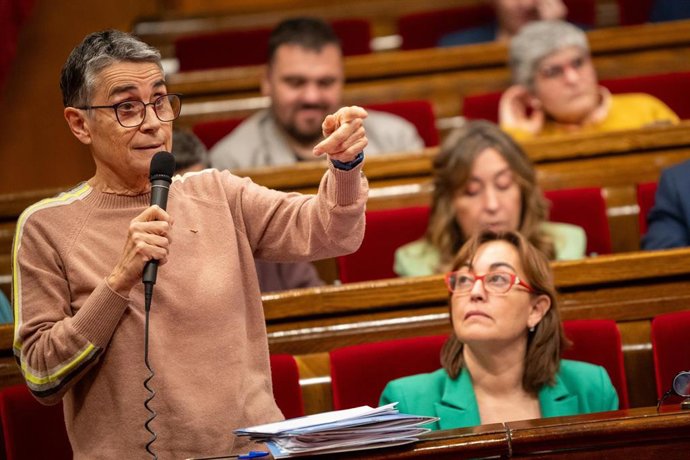 La consellera de Salud, Olga Pané, durante una sesión de control al presidente de la Generalitat, en el Parlament, a 12 de febrero de 2025, en Barcelona, Cataluña (España). El Parlament vota en el pleno de hoy si tramita por lectura única la modificación 