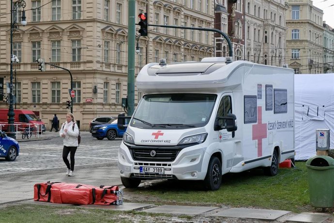 Archivo - PUn vehñiculo de Cruz Roja cerca de la Facultad de Artes de la Universidad Carlos de Praga tras un tiroteo en diciembre de 2023 (archivo)