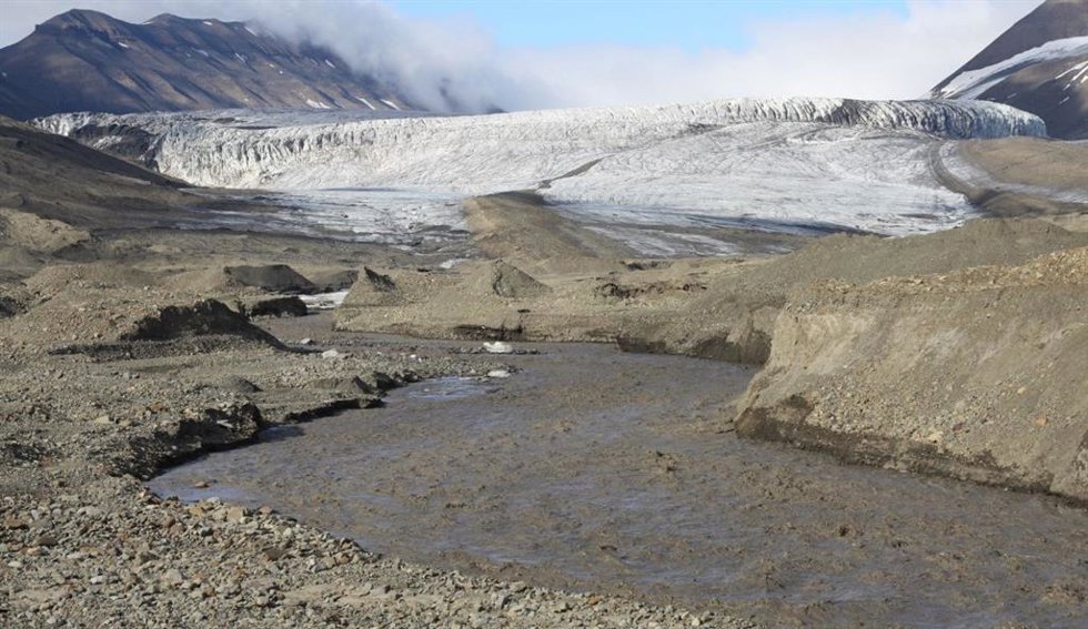 El río de deshielo fluye desde el término de Vallkrabreen hacia el valle, donde se encuentra con numerosos manantiales de agua subterránea ricos en metano.