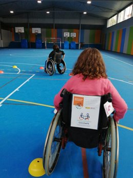 Alumnos en silla de ruedas en un colegio