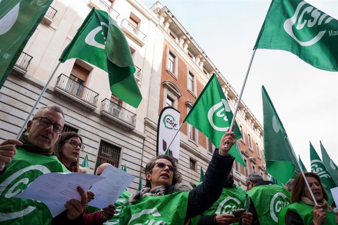 Varias personas con banderas de CSIF durante una concentración de CSIF frente al Ministerio de Hacienda, a 13 de febrero de 2025, en Madrid (España). Imagen de archivo.