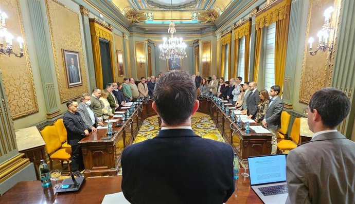 Minuto de silencio en el pleno de la Diputación de Albacete en memoria del actor Tony Isbert.