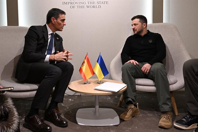 O Presidente do Governo, Pedro Sánchez, com o Presidente da Ucrânia, Volodymyr Zelensky, durante sua reunião bilateral no Fórum Econômico Mundial em Davos, em 22 de janeiro de 2025, em Davos (Suíça).