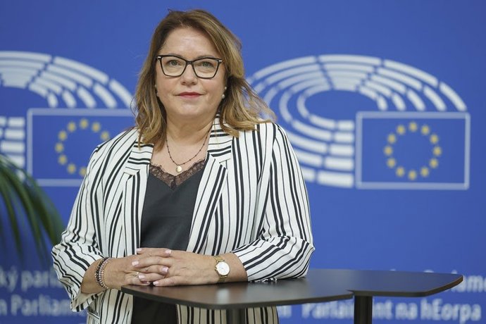 Archivo - La eurodiputada Serrano (PSOE)celebra el acuerdo que ayuda a resolver retos administrativos en regiones transfronterizas