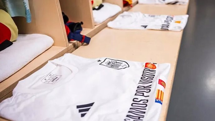 La jugadoras de la selección española femenina lucirán una camiseta con el mensaje 'Jugamos por vosotr@s' durante el calentamiento en el Ciutat de València este viernes, 21 de febrero, antes de enfrentarse a Bélgica.