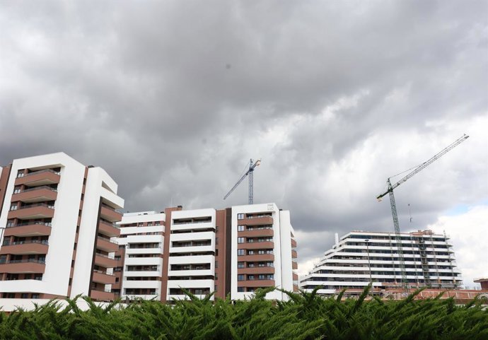 Archivo - Edificación de viviendas, a 20 de junio de 2024, en Tres Cantos, Madrid (España).