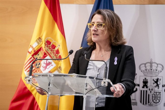 Archivo - La vicepresidenta tercera y ministra para la Transición Ecológica y el Reto Demográfico, Teresa Ribera, durante la entrega la cartera del ministerio a  Sara Aagesen, hasta ahora secretaria de Estado de Energía, en la sede del Ministerio, a 25 de