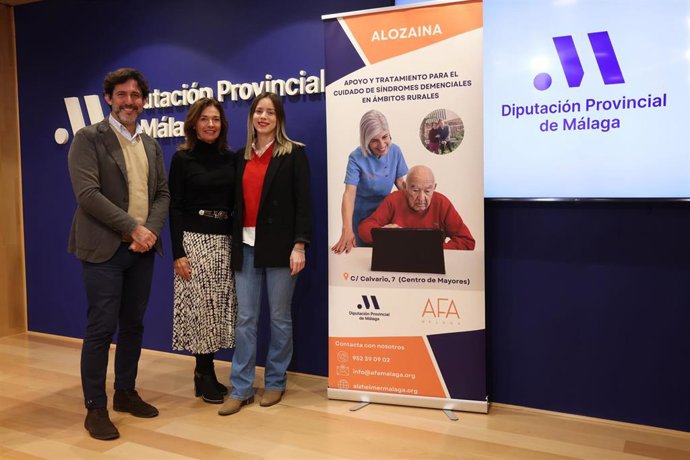 EL diputado provincial de Centros Asistenciales, Tercer Sector y Cooperación Internacional, Francisco José Martín, junto a la presidenta de AFA, María José Domingo Ruiz de Mier; y Julia de Motta Herrera, directora de la asociación.