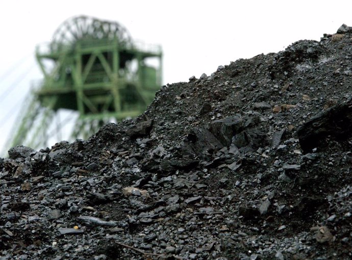 Archivo - FILED - 21 May 2003, Kamp-Lintfort: A view of a pile of coal in front of the coal mine. British mining company Anglo American said on Monday that it has suspended production at a mine in Australia after an incident. Photo: Roland Weihrauch/dpa