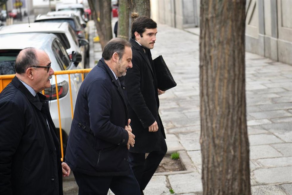 El ex ministro de Transportes José Luis Ábalos (c) llega a declarar al Tribunal Supremo, a 20 de febrero de 2025, en Madrid (España)