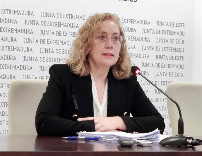 La secretaria general de Servicios Sociales, Inclusión, Infancia y Familia, Teresa Angulo, presenta el programa de formación digital para menores.