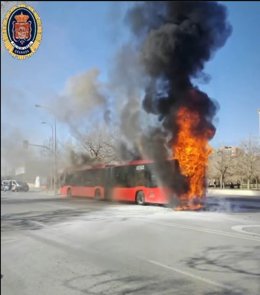 Autobús envuelto en llamas.