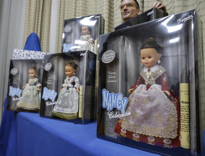 El dissenyador Eduardo Cervera junt amb les nines Nancy durant la presentació de les cinc noves i úniques unitats de Nancy Fallera Solidària. 