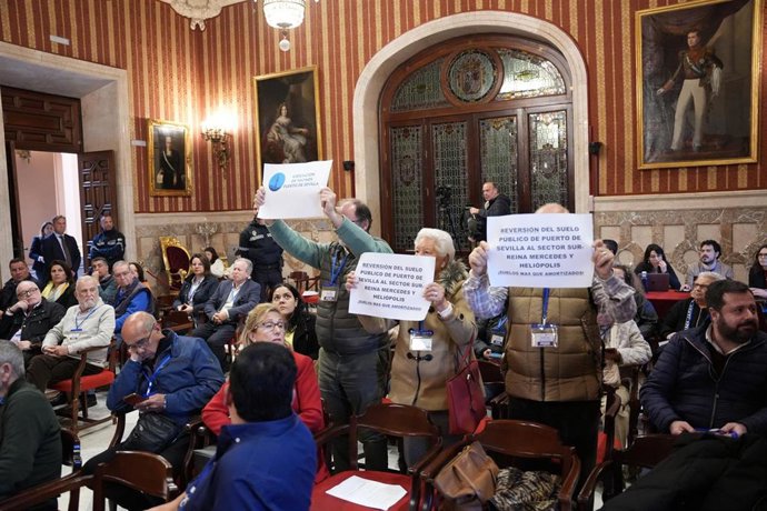 La Asociación de Vecinos Puerto de Sevilla protesta en el Pleno del Ayuntamiento de Sevilla.