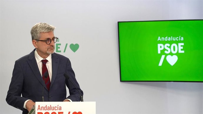 Archivo - El portavoz adjunto del PSOE-A, Josele Aguilar, en rueda de prensa. (Foto de archivo).