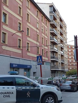 Archivo - Un coche de la Guardia Civil en las inmediaciones del edificio donde apareció el cuerpo de un hombre sin vida de 61 años en un domicilio de Haro (archivo)
