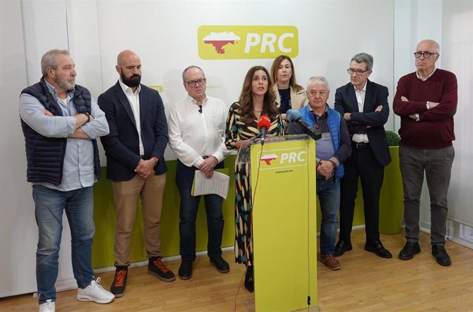 La vicesecretaria de Organización y portavoz parlamentaria en materia de Salud, Paula Fernández, junto a alcaldes y cargos municipales del PRC