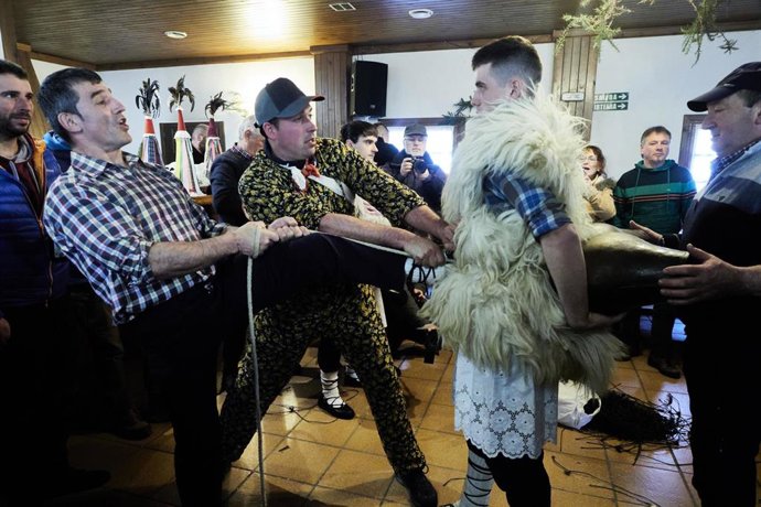 Archivo - Una persona coloca un cencerro en la vestimenta de un ‘Joaldunak' en los carnavales rurales de Ituren, a 30 de enero de 2023, en Ituren, Navarra (España).