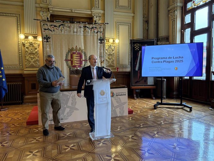 Presentación del Programa de Plagas en Valladolid por el concejal de Salud Pública y Seguridad Ciudadana, Alberto Cuadrado, y el director del Servicio de Salud Pública, Dionisio Villagra de Prado