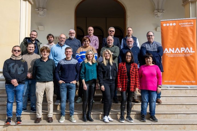 Loteros de las administraciones más afectadas por la DANA junto a los responsables de ANAPAL, en el acto de entrega de las ayudas celebrado en Valencia