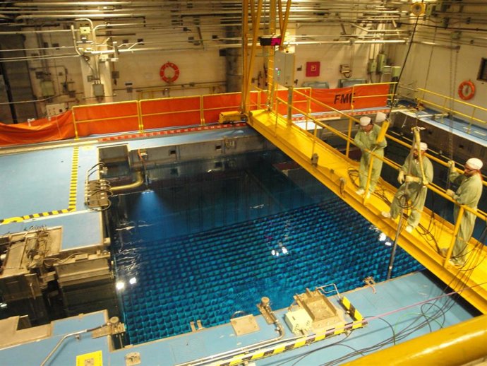 Archivo - Trabajos de recarga en la piscina de combustible gastado de la Unidad 1 de la Central Nuclear de Almaraz