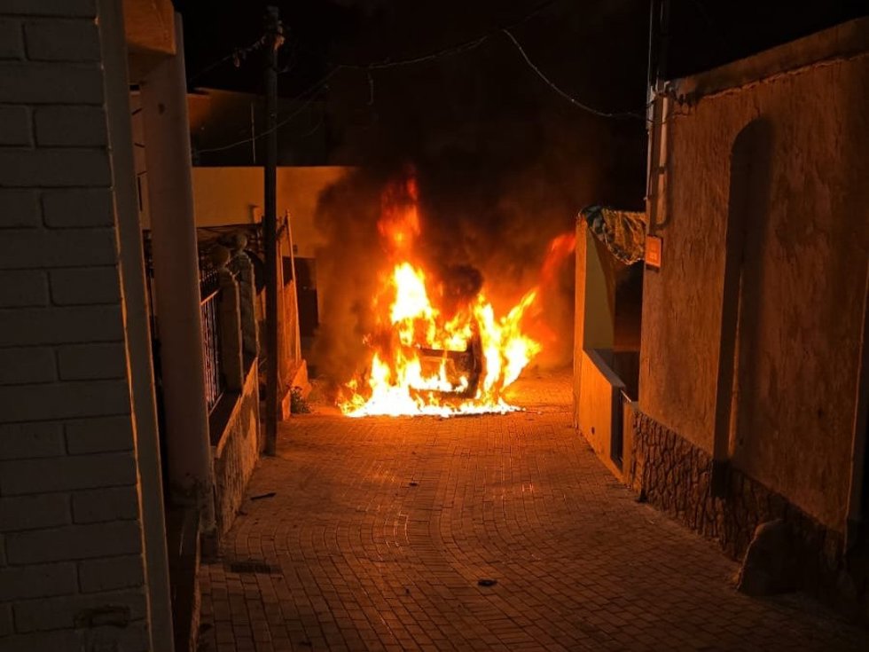 Incendio de un vehículo patrulla de la Guardia Civil en Adra (Almería).