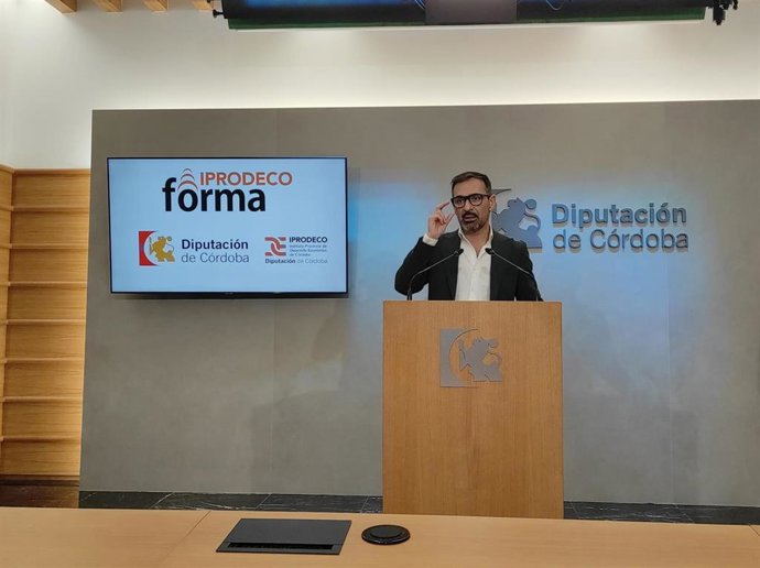 El delegado de Desarrollo Económico, Promoción y Empleo de la Diputación de Córdoba y presidente de Iprodeco, Félix Romero, en rueda de prensa.