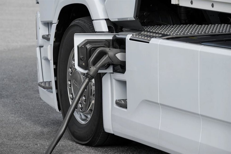 Archivo - Carga de vehículos eléctricos de transporte de mercancías por carretera.