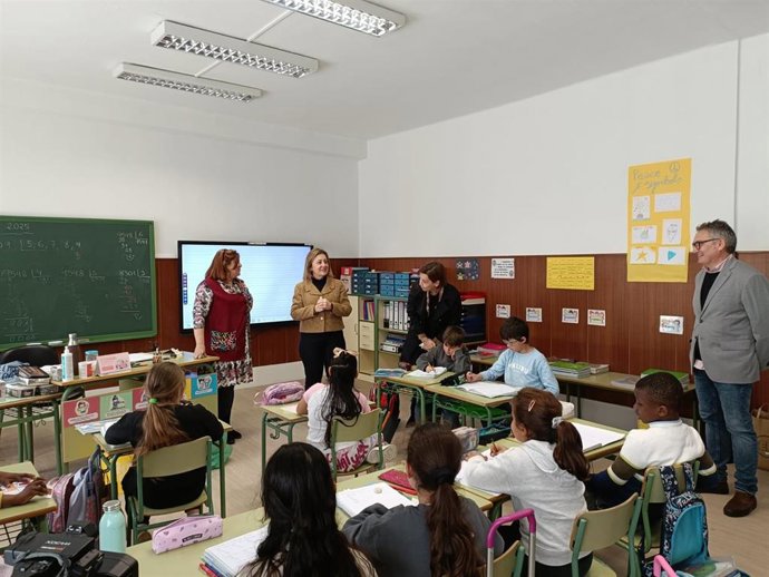 La consejera de Educación del Principado de Asturias, Lydia Espina, alcaldesa de Gijón, Carmen Moriyón, durante la visita al colegio público Rey Pelayo el día de la reapertura del centro educativo.