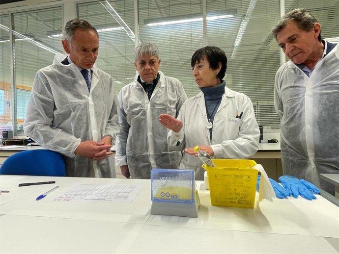 El director de Producción Agrícola y Ganadera de la Junta de Castilla y León, Rubén Serrano, este jueves en el Laboratorio Regional de Sanidad Animal de León.