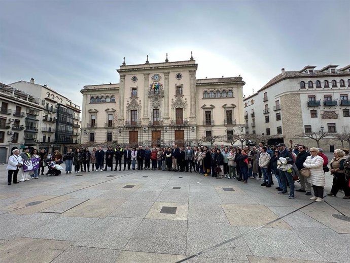 Concentración en Jaén en respulsa por la agresión sufrida por la mujer.