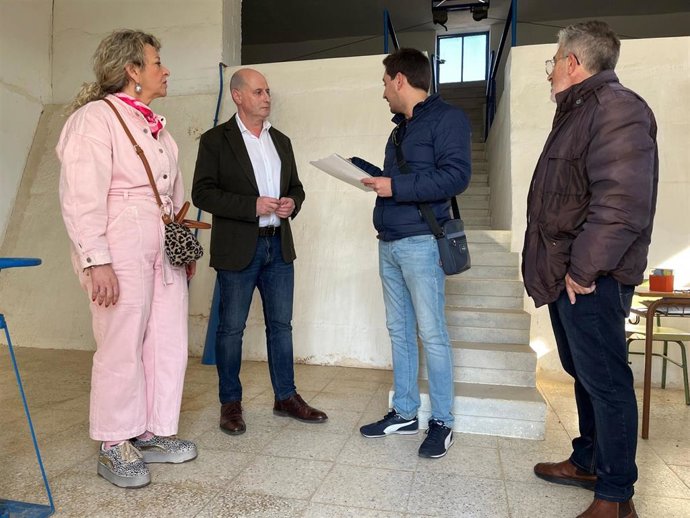 Imagen del diputado de Servicios Municipales, José Luis Hidalgo, y la alcaldesa de Lopera, Carmen Torres, en las instalaciones de los depósitos de agua de Lopera (Jaén).