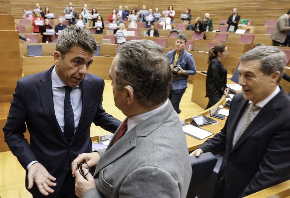 El presidente de la Generalitat valenciana, Carlos Mazón, durante una sesión de control en Les Corts Valencianes, a 20 de febrero de 2025, en Valencia, Comunidad Valenciana (España). La sesión de control está centrada de nuevo en la DANA del 29 de octub