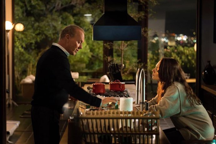 Michael Keaton y Mila Kunis en 'Con el agua al cuello'.