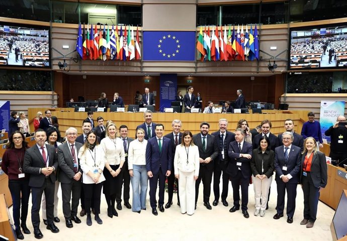El presidente del Gobierno de Aragón, Jorge Azcón, junto a otros dirigentes autonómicos y locales, en el Comité de las Regiones de la UE.