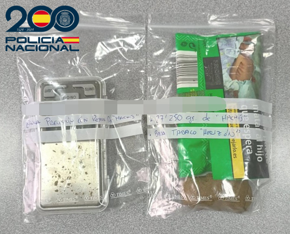 Una báscula de precisión y 27 gramos de hachís
