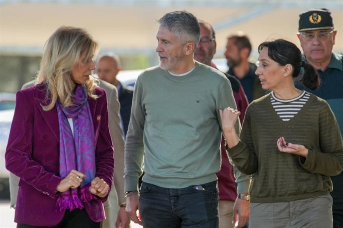 El ministro del Interior, Fernando Grande-Marlaska, durante su visita al destacamento del Servicio de Protección de la Naturaleza de la Guardia Civil en el Parque Nacional de Doñana.