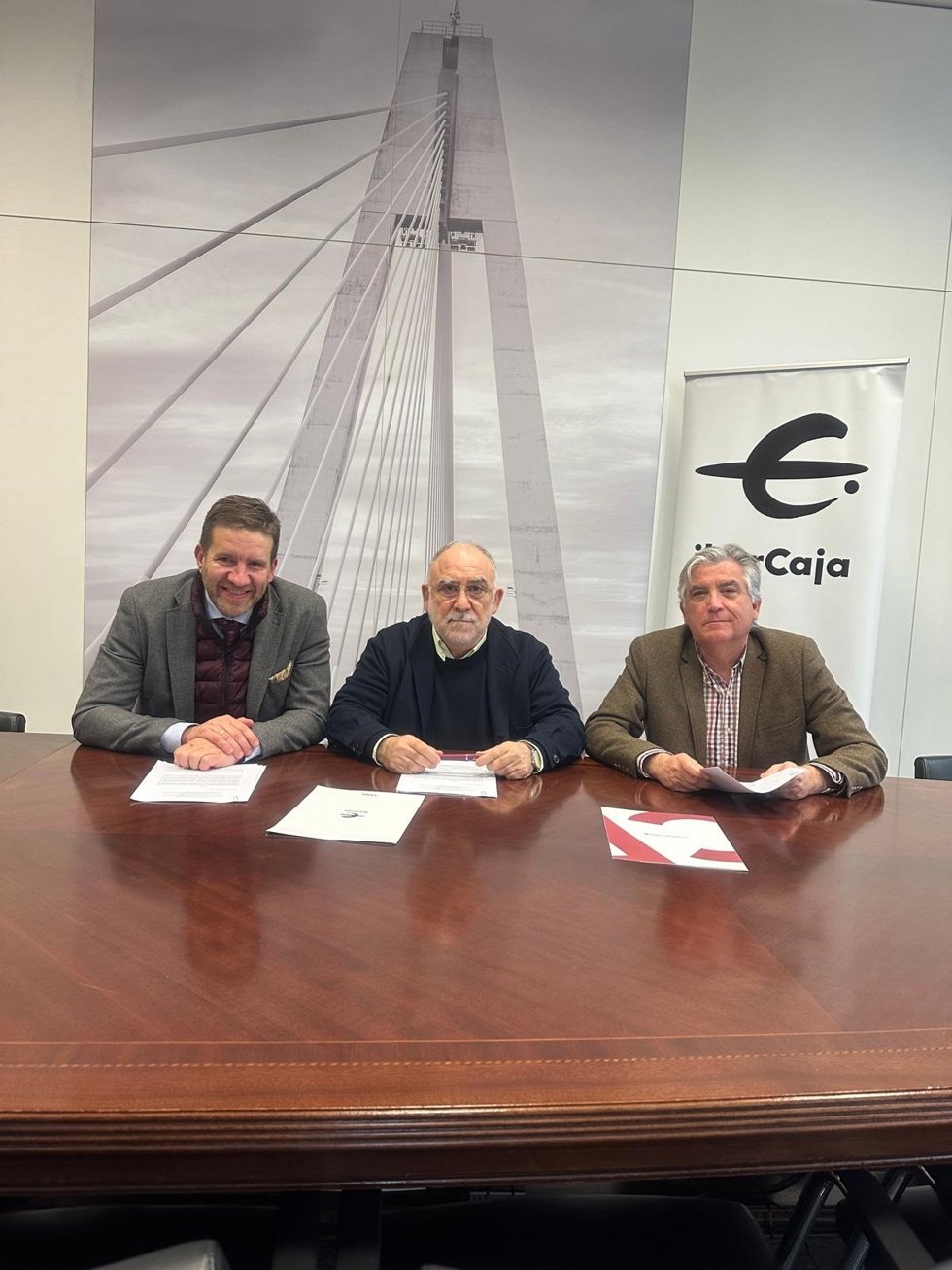 El director territorial de Ibercaja en Extremadura, Roberto Ledesma, hace entrega del importe de la ayuda al presidente de Fundación Sorapán de Rieros, José Ramón Gutiérrez, acompañado del director de Fundación CB, Emilio Jiménez.