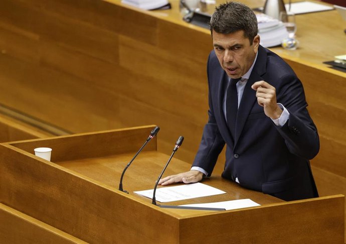 El presidente de la Generalitat valenciana, Carlos Mazón, durante sesión de control en Les Corts 